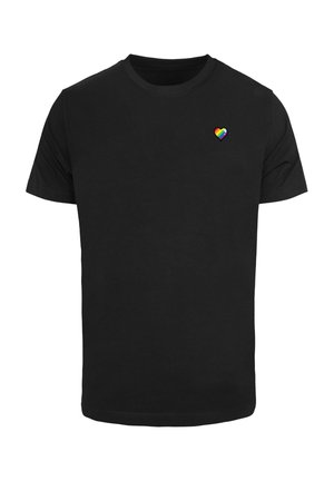 T-shirt in cotone nero con maniche corte e scollatura rotonda. Presenta un piccolo logo a forma di cuore arcobaleno nella parte sinistra del petto.