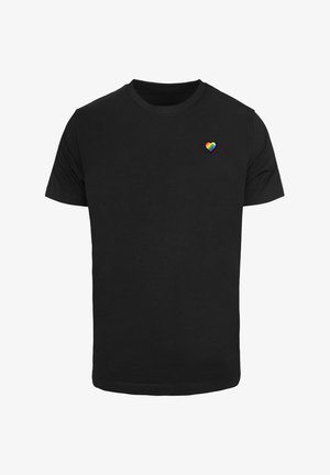 T-shirt en coton noir à manches courtes et col rond. Présente un petit logo en forme de cœur arc-en-ciel sur la zone gauche de la poitrine.