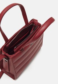 Calvin Klein LINE QUILT MINI TOTE - Borsa a mano - biking red
