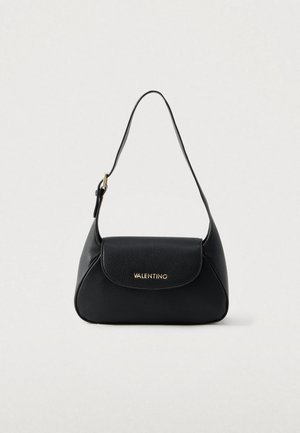 Borsa a tracolla in pelle nera con forma curva, texture in rilievo, patta superiore e logo oro "Valentino". Cinghia sottile per la spalla inclusa.