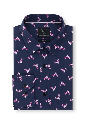 Granatowa, dopasowana koszula, z wzorem ptaków w różowym i białym, z czarnymi guzikami i kołnierzykiem. Złożona i starannie prezentowana.
