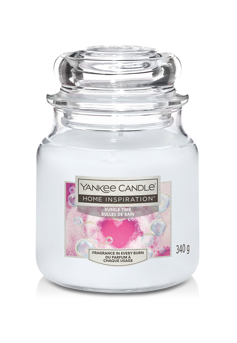 Bougie dans un pot en verre avec une finition claire, cire blanche et étiquette à thème bulles roses. Le couvercle présente un design rond et lisse. Pèse 340 g.