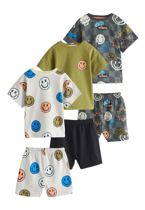 Drei Sets aus Kinder-T-Shirts mit kurzen Ärmeln und Shorts mit lachenden Gesichtern, Skateboard-Grafiken und Phrasen wie "stay cool" und "skate vibes."