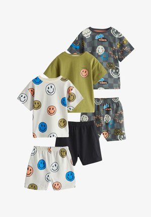 Tres conjuntos de camisetas de manga corta y pantalones cortos para niños con caras sonrientes, gráficos de skate y frases como "stay cool" y "skate vibes."