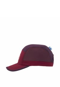 Cappellino da ciclismo bordeaux con visiera, realizzato in tessuto leggero. Cuciture distintive e un piccolo accento della bandiera finlandese sul lato.