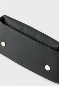 Μαύρο δερμάτινο τσαντάκι χειρός με λείο υφή, διαθέτει φερμουάρ κλεισίματος και χρυσές μεταλλικές λεπτομέρειες στο μπροστινό και στο πλάι.