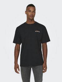 Zwarte katoenen t-shirt met een losse pasvorm. Voorzien van een klein logo in oranje en wit op de linkerborst. Korte mouwen en een ronde hals.