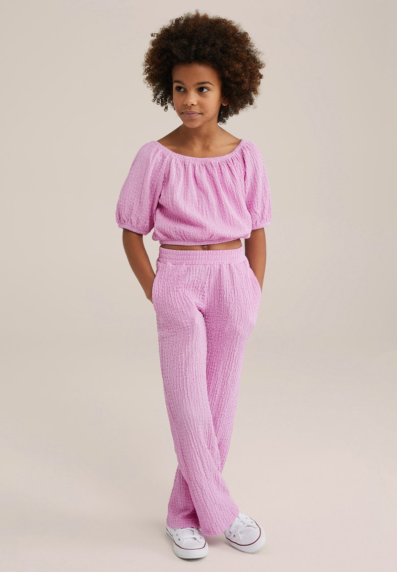 Completo rosa a maglia stropicciata composto da un top cropped off-shoulder con maniche a palloncino e pantaloni abbinati a vita alta con tasche.