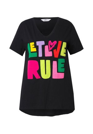 Camiseta de algodón negra con escote en V, que presenta letras en 3D, en negrita y multicolores, que dicen "QUE EL AMOR GOBIERNE". El diseño incluye un pequeño corazón.