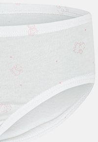 Vita bomullunderkläder med ett subtilt rosa björn-mönster, ribbat material och elastisk midja för komfort.