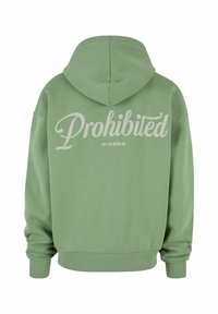 Sweat à capuche vert avec un grand texte blanc "Interdit" dans le dos et "10119 BERLIN" en texte plus petit en dessous. Tissu doux, coupe décontractée.