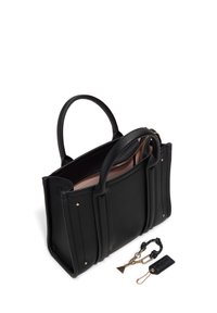 Svart läderhandväska med strukturerad yta, dubbla handtag och en ljus rosa insida. Inkluderar detaljer i guldfärg och en avtagbar charm.