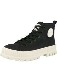 Baskets montantes noires en toile avec semelle en caoutchouc blanc, dotées d'un patch logo rond, de lacets noirs et de détails texturés sur la semelle.