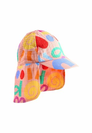 Kleurrijke stoffen zonnehoed met nekflap, met abstracte vormen en letters in rood, geel, blauw, groen en oranje op een roze achtergrond.