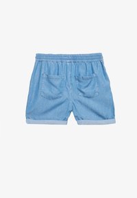 Niebieskie dżinsowe szorty z elastycznym pasem, z podwiniętymi mankietami i dwiema tylnymi kieszeniami. Miękka tekstura z delikatnym wyblaknięciem.
