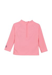 Långärmad rash guard i rosa, med hög krage och en partiell dragkedja framtill. Slät textur med en logotypdetalj på vänster ärm.