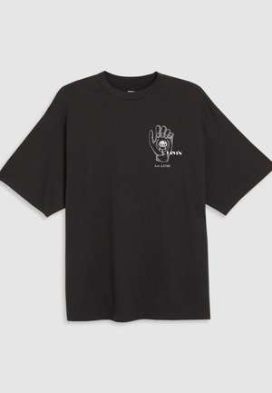 Zwarte katoenen T-shirt met korte mouwen, voorzien van een handafbeelding en de tekst "Levi's LA LUNE" in het wit op de linkerborst.