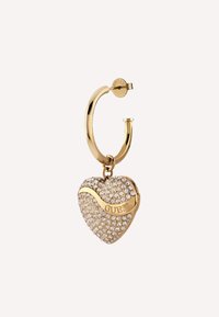 Gouden creool met een hartvormige hanger versierd met heldere kristallen en een "GUESS" logo band over het midden.