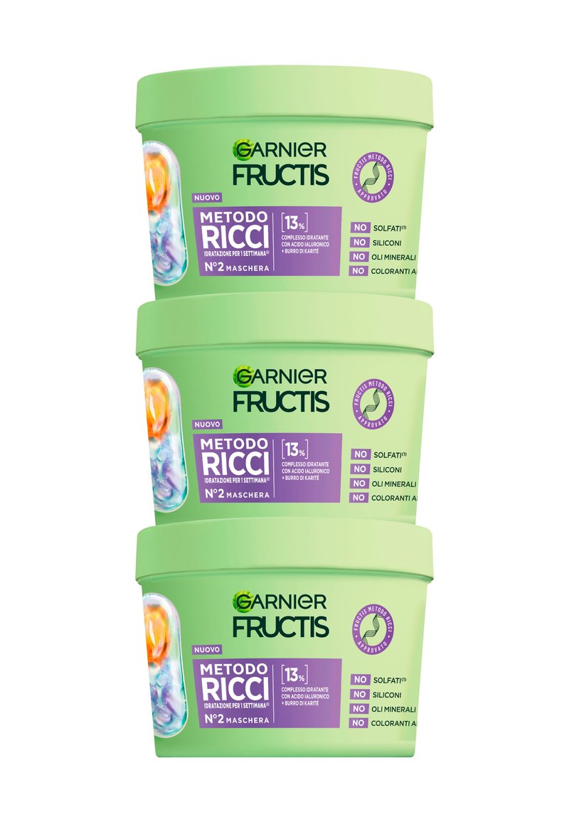 Tre vasi verdi di maschera per capelli Garnier Fructis impilati, con accenti di design multicolore, dettagli sugli ingredienti e etichette senza solfati o siliconi.