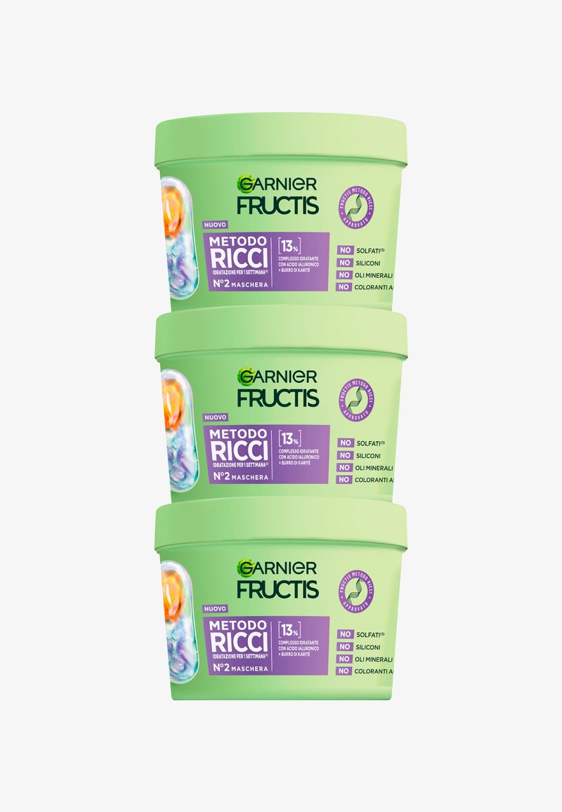 Tre vasi verdi di maschera per capelli Garnier Fructis impilati, con accenti di design multicolore, dettagli sugli ingredienti e etichette senza solfati o siliconi.