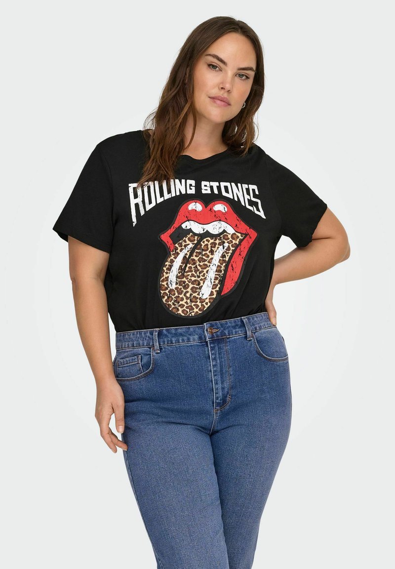 Czarna bawełniana koszulka z czerwoną i panterkową grafiką logo Rolling Stones, połączona z niebieskimi dżinsami o wysokim stanie.