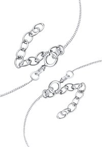 Silverkedja med sammanlänkade ovala länkar och en texturerad, flätad kedja, utrustad med en säker låsmekanism.