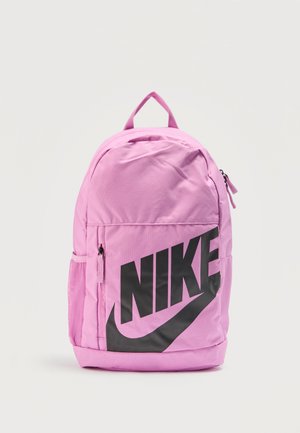 Sac à dos Nike rose avec grand logo noir sur la poche avant, poche latérale en mesh et poignée supérieure, sur un fond clair uni.