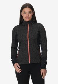 Giacca nera e grigia con zip, realizzata in tessuto testurizzato, zip arancione a contrasto e una vestibilità aderente. Presenta un alto colletto e maniche lunghe.