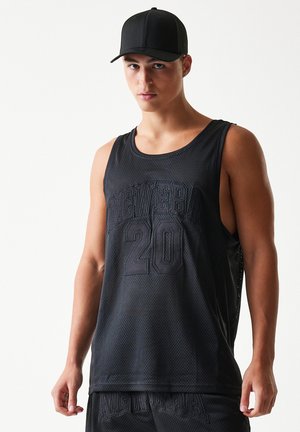Must musternutiste tank top musternuga, millel on võrkmaterjal, lahtine lõige ja reljeefne "NEW ERA" tekst numbri "20" kõrval. Kombineeritud musta kübaraga.
