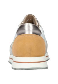 Baskets avec un dos en suède beige métallisé et argenté, semelle en caoutchouc blanche et accents colorés. Présentent un talon rembourré et des détails de couture.