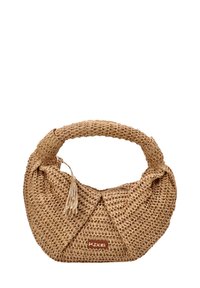 Bolso de mano tejido en color beige con un asa redondeada, que presenta un diseño texturizado, un acento de borlas y una etiqueta de marca.