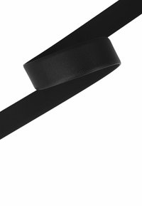 Zwarte synthetische lint met een gestructureerde afwerking, opgerold en iets gekruld. Glad aan de onderkant, geschikt voor knutselen of bevestigingsdoeleinden.