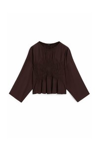 Blouse marron foncé à manches longues avec col rond, détails froncés et brodés sur le devant, et un ourlet légèrement évasé.