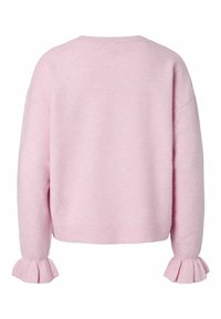 Pull rose doux à manches longues avec un ourlet droit et des poignets à volants, vu de dos.