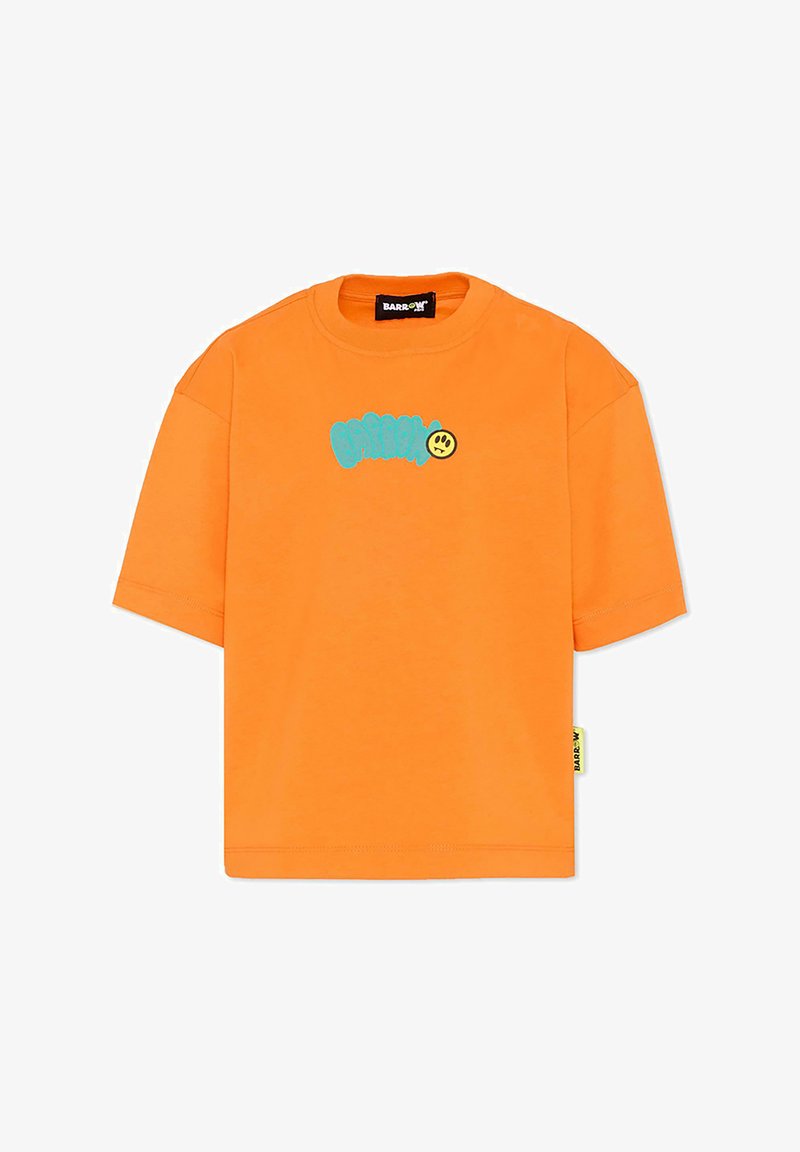 T-shirt à manches courtes orange vif avec un texte bleu en bulles et un petit visage souriant jaune sur la poitrine, ainsi qu'une étiquette de marque jaune sur le côté.