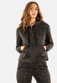 Sudadera con cremallera de estampado de leopardo en una combinación de colores negro y marrón, presenta capucha, bolsillos frontales y un ajuste relajado. Textura de tela suave.