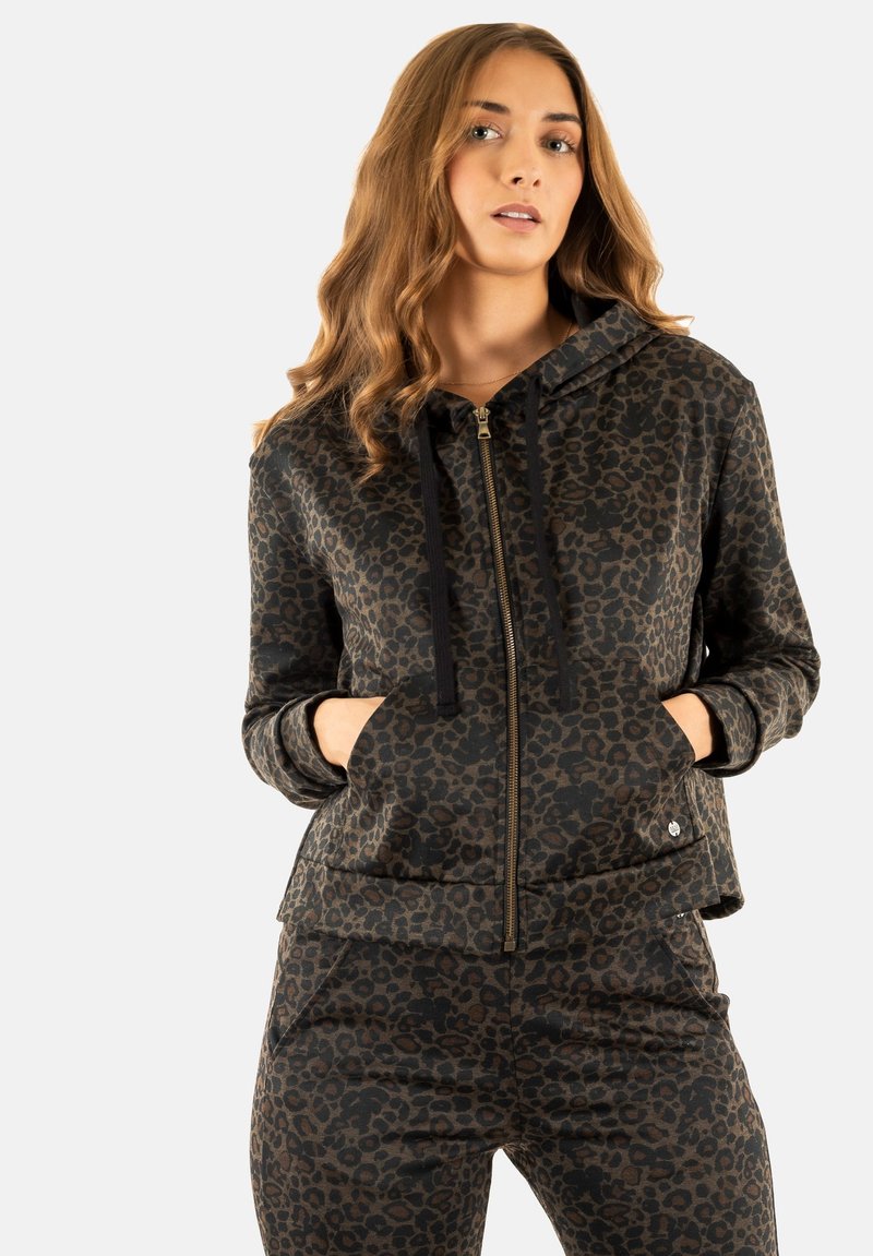 Sudadera con cremallera de estampado de leopardo en una combinación de colores negro y marrón, presenta capucha, bolsillos frontales y un ajuste relajado. Textura de tela suave.