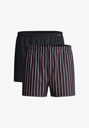 Zwei Paar Shorts mit elastischem Bund, ein Paar einfarbig schwarz und ein Paar schwarz mit roten und weißen vertikalen Streifen, auf weißem Hintergrund.