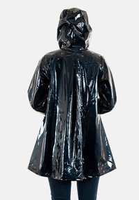 Impermeabile nero, lucido e con cappuccio, caratterizzato da una vestibilità ampia e un design di lunghezza media, texture liscia e senza chiusure visibili.