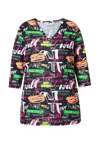 V-päänteinen, 3/4-hihainen musta paita, jossa on värikkäitä graafisia tekstejä pinkissä, vihreässä, oranssissa ja valkoisessa. Pehmeä kangas, rento istuvuus ja rohkea kuvio.