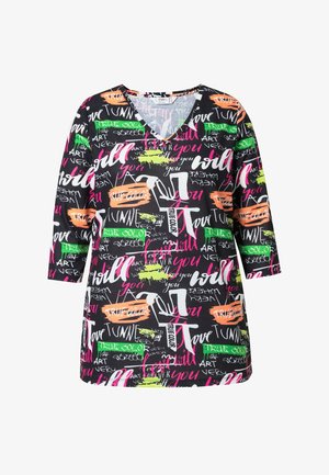 Černý top s výstřihem ve tvaru V a 3/4 rukávy, s barevným grafickým textem v růžové, zelené, oranžové a bílé barvě. Měkká látka, volný střih a výrazný vzor.