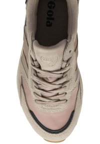 Gola-sneakers med en slät rosa textilovansida, beige mockaaccents, grå detaljer och en texturerad sula. Har snörning och logotyp.