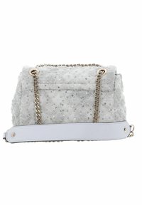 Sac à main gris capitonné avec des sequins argentés, doubles chaînes et anses en cuir, et une forme rectangulaire structurée.