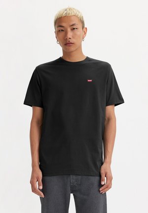 Sort bomulds t-shirt med korte ærmer, rund hals og lille rødt logo på brystet. Glat tekstur, afslappet pasform og enkelt design.