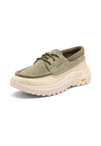 Chaussure décontractée en daim beige et cuir vert olive avec une semelle épaisse Vibram et un design à lacets, avec la marque "Sorel" sur le côté.