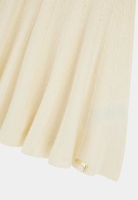 Guess Pletené šaty - beige