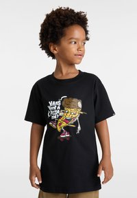 Černé bavlněné tričko s barevným grafickým motivem postavy pizzy na skateboardu, s nápisem: "VANS Chceš kousek ze mě?"