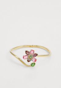 Bracciale dorato con un design floreale che presenta gemme rosa, verdi e blu. Finitura metallica liscia, aperto alle estremità con una forma curvata.