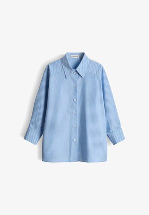 Hellblaues Hemd mit weißen vertikalen Streifen, klassischem Kragen, langen Ärmeln und geknöpften Manschetten, flach auf weißem Hintergrund ausgelegt.