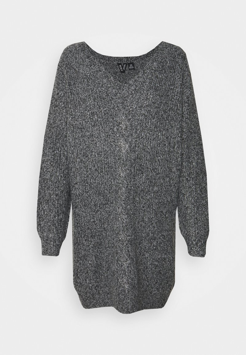 Pull gris en maille à manches longues avec un col rond et des poignets côtelés, suspendu sur un fond clair uni.